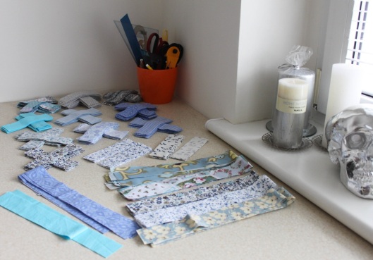 narzuta patchworkowa, szycie patchworków, szycie quiltów, błękit + biel + turkus + beż, tkaniny patchworkowe, bawełna patchworkowa