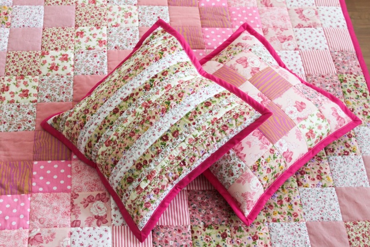 romatyczny patchwork w kwiaty, różowa narzuta patchworkowa, różowy quilt, szycie patchowrków, szycie quiltów, quilting, różowe poduszki patchworkowe, pikowanie quiltów, różowa bawełna patchworkowa